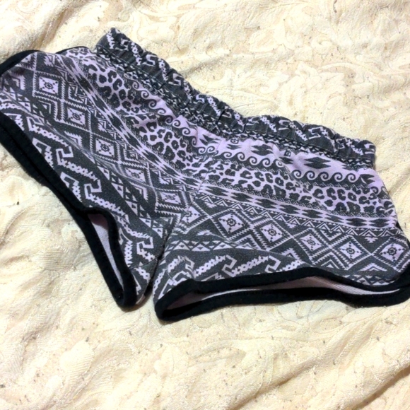 Lilac with geometric print shorts - Picture 1 of 2